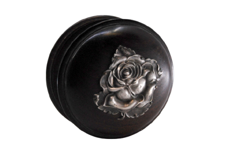 Guarda Joias em madeira com aplicação em prata na tampa em forma de flor e base redonda